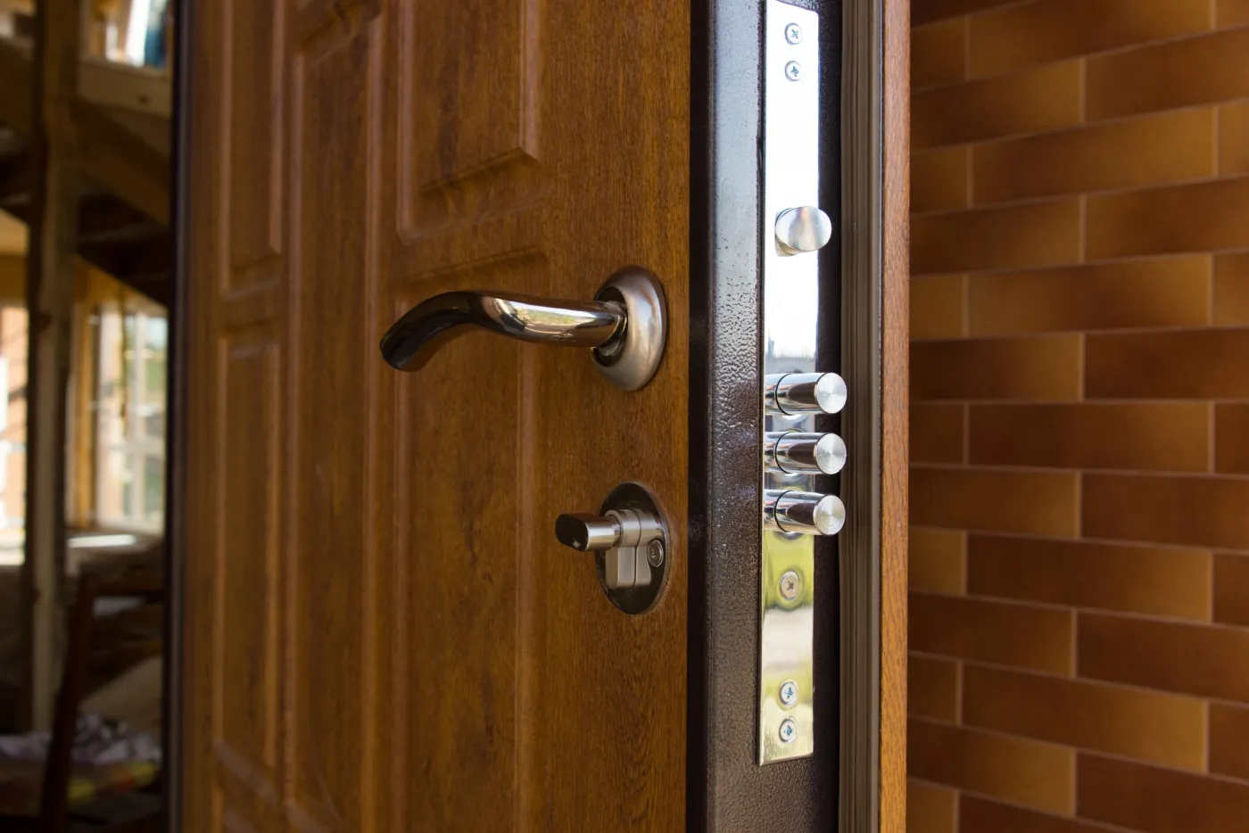 Porte d'entrée de maison équipée d'une serrure multipoints à Noisy-le-Roi (78590)