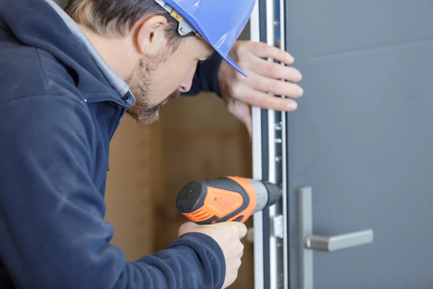 Réglage et contrôle d'une poignée de porte par un serrurier à Noisy-le-Roi